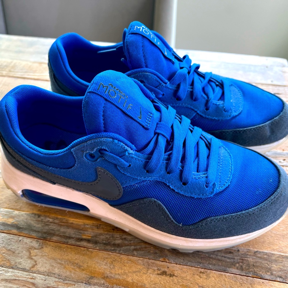 Nike Big Kids Air Max Motif Shoes (Size 5.5)